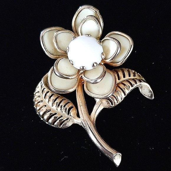 Vintage Mid Century Gold Tone Flower Brooch - Picture 3 of 8